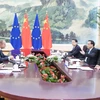 Thủ tướng Trung Quốc Lý Khắc Cường (giữa-phải), Chủ tịch Ủy ban châu Âu Jean-Claude Juncker (trái) và Chủ tịch Hội đồng châu Âu Donald Tusk (thứ 2- trái) tại cuộc gặp ở Bắc Kinh ngày 16/7/2018. (Ảnh: THX/TTXVN)