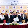 Ông Lê Hoài Anh (bên trái), Tổng thư ký liên đoàn Bóng đá Việt Nam ký biên bản tài trợ đội tuyển Việt Nam với đại diện Be Group. (Ảnh: Trọng Đạt/TTXVN)