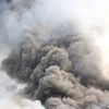 Cột khói từ đám cháy bốc cao hàng chục mét. (Ảnh: Huyền Trang/TTXVN)