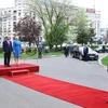 Thủ tướng Nguyễn Xuân Phúc và Thủ tướng Romania Viorica Dancila nghe Quân nhạc cử Quốc thiều 2 nước. (Ảnh: Thống Nhất/TTXVN)