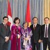 Đại sứ Việt Nam tại Thụy Sĩ Lê Linh Lan và Đại sứ Dương Chí Dũng, Trưởng Phái đoàn thường trực Việt Nam bên cạnh LHQ chụp ảnh kỷ niệm với các đại diện cộng đồng người Việt Nam tại Thụy Sĩ. (Ảnh: Hoàng Hoa/TTXVN)
