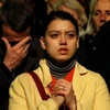 Dân Paris hát ca khúc 'Ave Maria' khi cầu nguyện cho Nhà thờ Đức Bà