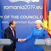 Thủ tướng Nguyễn Xuân Phúc và Thủ tướng Romania Viorica Dancila họp báo thông báo kết quả hội đàm giữa hai nước. (Ảnh: Thống Nhất/TTXVN)