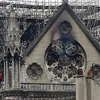 Phần mái nhà thờ Đức Bà ở Paris bị hư hỏng sau vụ cháy ngày 16/4/2019. (Ảnh: AFP/TTXVN)