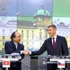 Thủ tướng Nguyễn Xuân Phúc và Thủ tướng Cộng hoà Séc Andrej Babis gặp gỡ báo chí sau khi kết thúc hội đàm. (Ảnh: Thống Nhất/TTXVN)