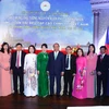 Thủ tướng Nguyễn Xuân Phúc chụp ảnh chung với đại diện cộng đồng người Việt Nam tại Séc. (Ảnh: Thống Nhất/TTXVN)