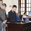 Bị cáo Bùi Văn Hiền và Bùi Văn An nghe tòa tuyên án. (Ảnh: Vũ Hà/TTXVN)