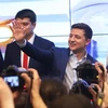 Ứng cử viên Tổng thống Ukraine Volodymyr Zelensky (thứ 2, phải) bên những người ủng hộ sau khi kết quả thăm dò cuộc bầu cử Tổng thống được công bố ở Kiev, ngày 21/4/2019. (Ảnh: THX/TTXVN)