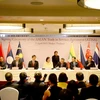 Thứ trưởng Bộ Công Thương Trần Quốc Khánh ký Hiệp định Thương mại Dịch vụ ASEAN (ATISA). (Ảnh: Ngọc Quang/TTXVN)