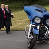 Tổng thống Mỹ Donald Trump và Phó Tổng thống Mike Pence bên một sản phẩm của Harley-Davidson. (Nguồn: Time)