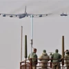 Máy bay B-52 Stratofortress (trái) của không quân Mỹ tại căn cứ không quân Osan ở Pyeongtaek, Hàn Quốc. (Ảnh: AFP/TTXVN)