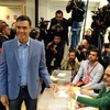 Thủ tướng sắp mãn nhiệm Pedro Sanchez (thứ 2, trái, phía trước) bỏ phiếu tại điểm bầu cử ở Madrid, Tây Ban Nha ngày 28/4/2019. (Ảnh: THX/TTXVN)