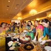 Phu nhân các cơ quan đại diện các nước ASEAN tại Malaysia thử làm món nem rán truyền thống của Việt Nam. (Ảnh: Nguyễn Hà Ngọc/TTXVN)