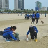 Thanh niên Đà Nẵng tiên phong bảo vệ biển khỏi rác thải nhựa. (Ảnh: Đinh Văn Nhiều/TTXVN)