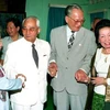 Chủ tịch nước Lê Đức Anh và Phu nhân thăm đồng chí Souphanouvong, Cố vấn Ban Chấp hành Trung ương Đảng Nhân dân cách mạng Lào và gia đình, nhân chuyến thăm hữu nghị chính thức CHDCND Lào, ngày 2/11/1993, tại Vientiane. (Ảnh: Cao Phong/TTXVN)