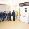 Cán bộ, nhân viên Đại sứ quán Việt Nam và đại diện cộng đồng người Việt tại Cộng hòa Séc tưởng niệm Đại tướng Lê Đức Anh. (Ảnh: Hồng Kỳ/TTXVN)