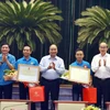 Thủ tướng Nguyễn Xuân Phúc tặng quà cho công nhân, lao động kỹ thuật cao. (Ảnh: Thống Nhất/TTXVN)
