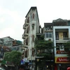 Những ngồi nhà 'siêu mỏng, siêu méo' trên phố Tôn Đức Thắng, quận Đống Đa, Hà Nội. (Ảnh: Minh Nghĩa/TTXVN)