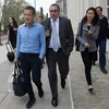 Ông Ng Chong Hwa (phía trước, bên trái) cùng luật sư rời phiên tòa ngày 6/5. (Nguồn: AP)