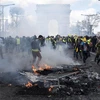 Người biểu tình 'Áo vàng' đốt các rào chắn trên đại lộ Champs-Elysees tại thủ đô Paris, Pháp, ngày 16/3/2019. (Ảnh: THX/ TTXVN)