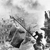 Ngày 16/4/1945, Hồng quân Liên Xô mở trận tấn công vào Berlin, sào huyệt cuối cùng của phátxít Đức và đến chiều 30/4/1945 đã chiếm được Nhà Quốc hội Đức, cắm lá cờ chiến thắng lên nóc tòa nhà này. (Ảnh: Tư liệu/TTXVN phát)