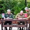 Thượng tướng Nguyễn Chí Vịnh và Thượng tướng Álvaro López Miera, Ủy viên Bộ Chính trị, Tổng tham mưu trưởng, Thứ trưởng thứ nhất Bộ Các lực lượng vũ trang cách mạng Cuba ký biên bản về việc thực hiện Bộ hồ sơ về 60 năm lịch sử quan hệ quốc phòng hai nước