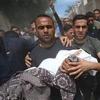 Một em bé Palestine thiệt mạng trong vụ không kích của Israel xuống dải Gaza ngày 5/5. (Nguồn: THX/TTXVN)