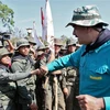 Tổng thống Nicolas Maduro (giữa) gặp gỡ các binh sỹ trong chuyến thị sát cuộc diễn tập của Lực lượng vũ trang quốc gia Bolivar (FANB) tại thành phố El Pao, Venezuela, ngày 4/5. (Ảnh: AFP/TTXVN)