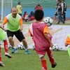 Huấn luyện viên Park Hang Seo vui vẻ chơi bóng cùng các em học sinh. (Ảnh: Trung Kiên/TTXVN)