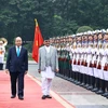 Thủ tướng Nguyễn Xuân Phúc và Thủ tướng Nepal KP Sharma Oli duyệt Đội Danh dự Quân đội nhân dân Việt Nam. (Ảnh: Thống Nhất/TTXVN)
