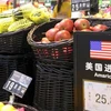 Hoa quả nhập khẩu từ Mỹ được bày bán tại một siêu thị ở Bắc Kinh, Trung Quốc tháng 2/2018. (Ảnh: EPA/TTXVN)