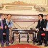 Ông Trần Vĩnh Tuyến, Phó Chủ tịch UBND Thành phố Hồ Chí Minh (phải) tiếp ông Harald Mahrer, Chủ tịch Phòng Kinh tế Liên bang Áo. (Ảnh: Xuân Khu/TTXVN)