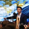 Ông Volodymir Zelensky (thứ 2, phải) bên những người ủng hộ sau khi kết quả thăm dò cuộc bầu cử Tổng thống được công bố, ở Kiev ngày 21/4/2019. (Ảnh: THX/TTXVN)