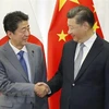 Chủ tịch Trung Quốc Tập Cận Bình (phải) và Thủ tướng Nhật Bản Shinzo Abe (trái) trong cuộc gặp bên lề Diễn đàn Kinh tế phương Đông (EEF) lần thứ 4 tại Vladivostok, Nga ngày 12/9. (Ảnh: AFP/TTXVN)