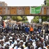 Người biểu tình Sudan tập trung gần trụ sở quân đội ở thủ đô Khartoum, yêu cầu chuyển giao quyền lực cho chính quyền dân sự. (Ảnh: AFP/TTXVN)