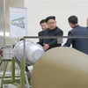 Nhà lãnh đạo Triều Tiên Kim Jong-un (thứ 4, phải) thị sát một cơ sở hạt nhân của nước này tại Bình Nhưỡng ngày 3/9/2017. (Ảnh: Reuters/ TTXVN)