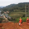 Công nhân Công ty Điện lực Hà Giang lắp đặt công tơ cho khách hàng trên địa bàn huyện Đồng Văn. (Ảnh: Ngọc Hà/TTXVN)