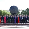 Thủ tướng Nguyễn Xuân Phúc cùng các thành viên Đoàn đại biểu cấp cao Việt Nam chụp ảnh lưu niệm trước Tượng đài Chủ tịch Hồ Chí Minh ở Thủ đô Moskva. (Ảnh: Thống Nhất/TTXVN)