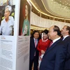 Thủ tướng Nguyễn Xuân Phúc và Thủ tướng Dmitri Medvedev và Phu nhân thăm triển lãm. (Ảnh: Thống Nhất/TTXVN)