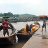 Neo đậu thuyền trên sông biên giới Ka Long. (Ảnh: Văn Đức/TTXVN)