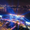 Bữa đại tiệc âm nhạc sôi động trên sân khấu nổi giữa mặt hồ mang lại trải nghiệm đẳng cấp cho những cư dân đầu tiên của thành phố biển hồ giữa lòng Hà Nội.