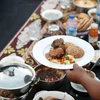 Bàn tiệc Iftar dài nhất thế giới tại Thủ đô hành chính mới của Ai Cập cách Cairo khoảng 50km về phía đông ngày 1/6. (Ảnh: THX/TTXVN)
