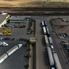 Các phương tiện vận chuyển hàng hóa từ Mexico vào Mỹ chờ tại cảng thương mại ở Otay, Tijuana (Mexico) ngày 30/5/2019. (Ảnh: AFP/TTXVN)