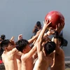 Pha tranh cầu quyết liệt của các đội tại Lễ hội vật cầu truyền thống đình Thúy Lĩnh. (Ảnh: Anh Tuấn/TTXVN)