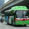 Xe buýt sử dụng khí CNG di chuyển trên đường. (Ảnh: Huy Hùng/TTXVN)