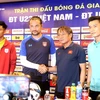 Huấn luyện viên Velizar Popov của U23 Myanmar bắt tay với huấn luyện viên Văn Đàn của U23 Việt Nam trong buổi họp báo. (Ảnh: Trung Kiên/TTXVN)