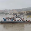 Lực lượng cứu hộ tìm kiếm nạn nhân trong vụ tai nạn tàu trên sông Danube, Budapest, Hungary, ngày 30/5/2019. (Ảnh: THX/ TTXVN)