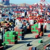 Hàng hóa được xếp tại cảng ở Thanh Đảo, tỉnh Sơn Đông, Trung Quốc. (Ảnh: AFP/ TTXVN)