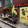 [Video] Du lịch mạo hiểm cạnh 'phố đường tàu' ở Hà Nội