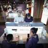 Điện thoại của hãng Huawei được trưng bày tại triển lãm điện tử ở Warsaw, Ba Lan, ngày 12/5/2019. (Ảnh: THX/TTXVN)